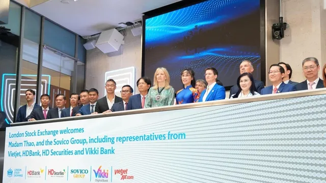 TS. Nguyễn Thị Phương Thảo cùng lãnh đạo Sàn giao dịch Chứng khoán Luân Đôn (LSE) bấm nút khai phiên giao dịch, thị trường chứng khoán lập tức tăng điểm