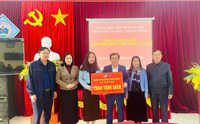 Hà Tĩnh: Trung tâm Văn hóa - Truyền thông trao tặng sách cho Trường Tiểu học Kỳ Lợi
