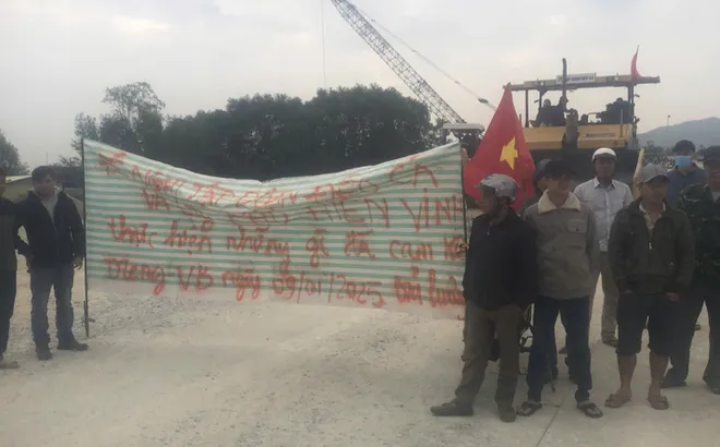 Công nhân căng băng rôn đòi nợ Công ty Tập đoàn Đèo Cả và Công ty Phú Hiển Vinh