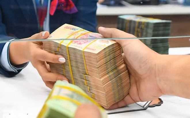 Lãi suất liên ngân hàng tăng vọt, NHNN 'ra tay' hỗ trợ thanh khoản
