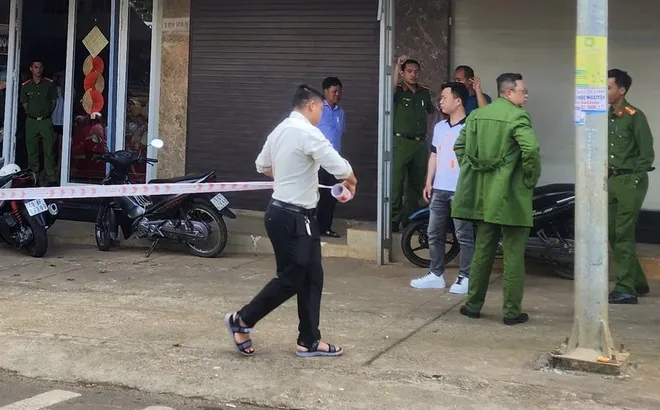 Nam thanh niên dùng búa đập tủ kính, cướp tiệm vàng ở Lâm Đồng
