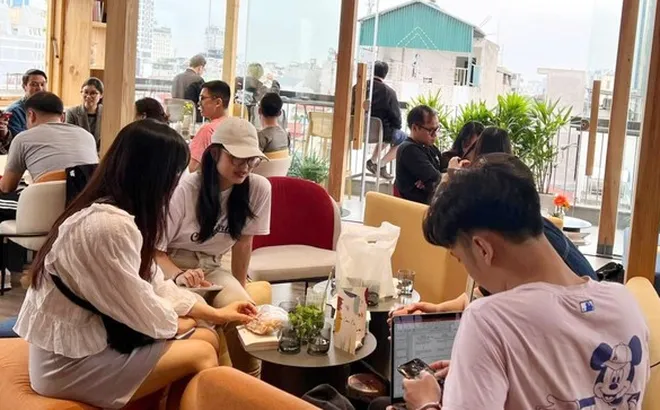 Vì sao người thu nhập thấp lại càng đi cà phê nhiều?