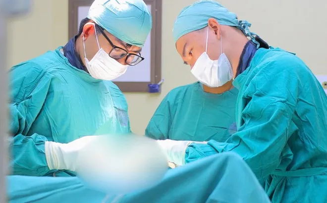 Cứu người đàn ông vỡ đôi tinh hoàn vì con trai dùng đồ chơi đập trúng
