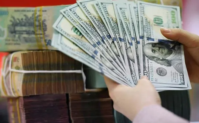 NHNN lần đầu tiên tăng giá bán USD vượt 26.000 đồng: Thị trường phản ứng ra sao?