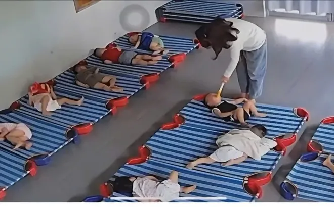 Bộ Y tế vào cuộc vụ trẻ mầm non bị bảo mẫu xách ngược chân, đánh tới tấp gây phẫn nộ
