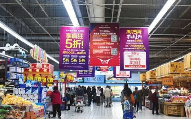 Nhiều người Mỹ bay thẳng sang Trung Quốc mua sắm để né thuế hàng nhập khẩu