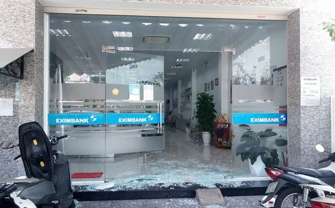 Người đàn ông mặc áo chống nắng xông vào ngân hàng Eximbank cướp rổ tiền