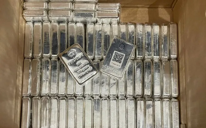 Kim loại nóng lên theo xu hướng Vàng: Bạc dẫn sóng đầu tư mới