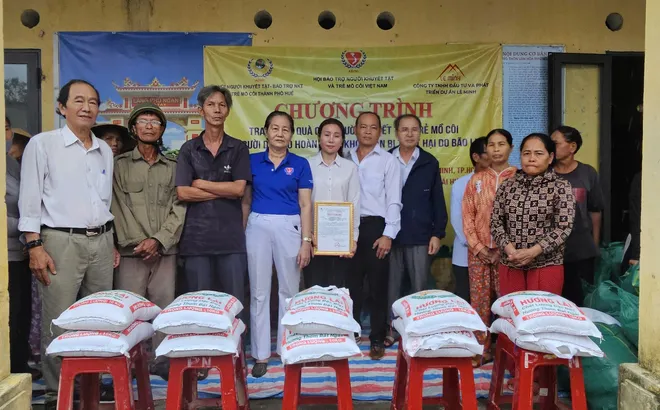 Hội khuyết tật và trẻ mồ côi Việt Nam trao 270 triệu đồng cho bà con khuyết tật TP Huế