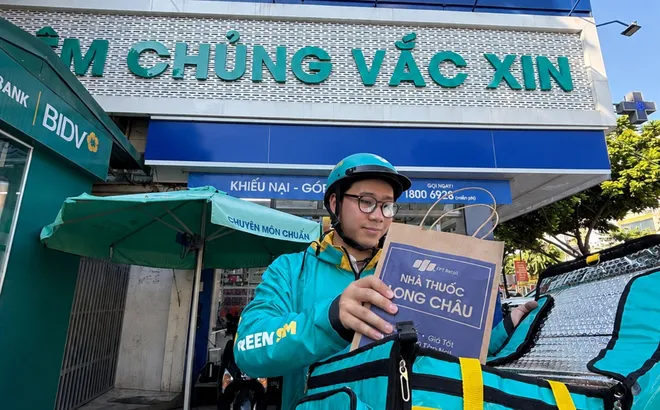 Green SM và Long Châu triển khai giao hàng bằng xe máy điện tại hơn 1.500 nhà thuốc