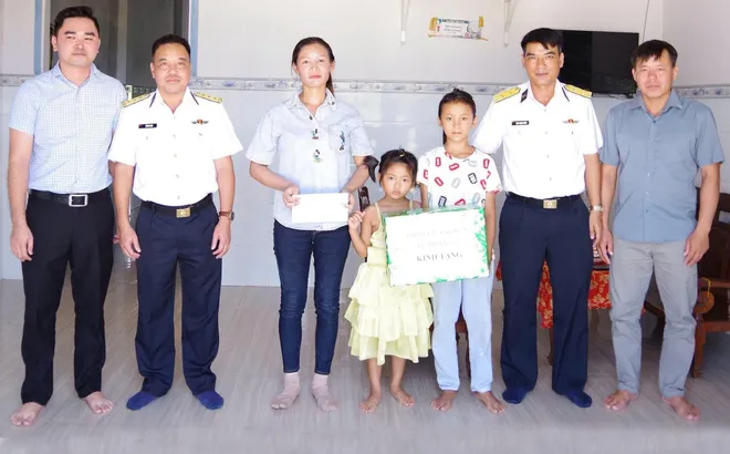 Lữ đoàn 685 Hải quân thăm, tặng quà con ngư dân đỡ đầu trước thềm năm học mới