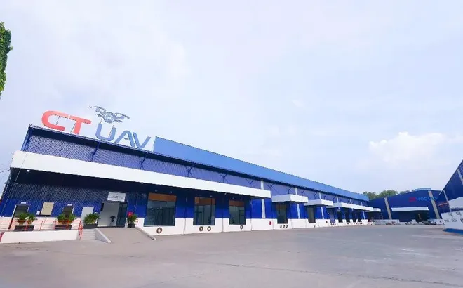 CT UAV – Sốc với nhà máy đúc Composite tự tiến hóa