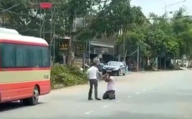 Vụ tài xế xe buýt bị bắt quỳ, đánh dã man ở Nghệ An: Tạm giữ hình sự đối tượng hành hung