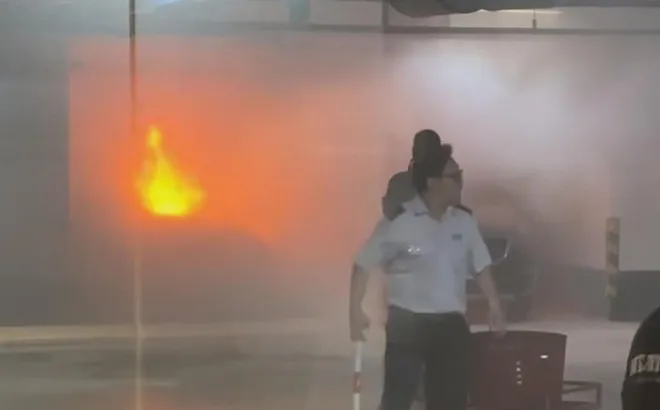 Ô tô tiền tỷ bất ngờ bốc cháy tại trung tâm thương mại