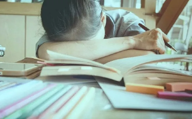 Cha mẹ cưỡng ép con học quá sức bị phạt tới 10 triệu đồng