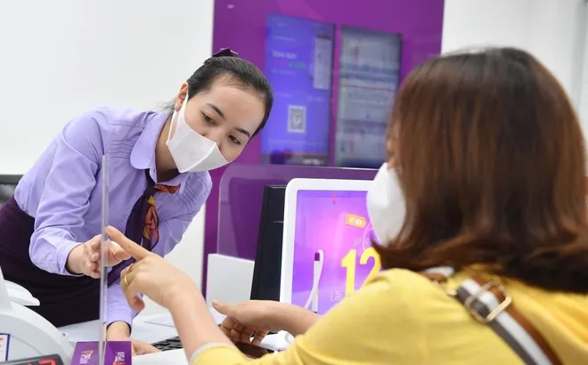 Ngân hàng đang thu phí quản lý tài khoản bao nhiêu mỗi tháng?