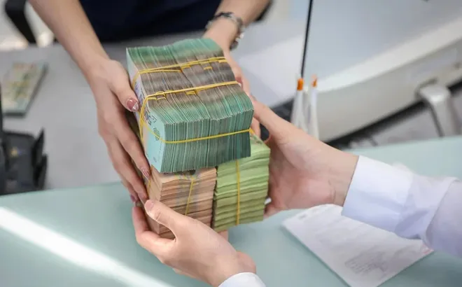 Ngân hàng ồ ạt tăng, lãi suất huy động thiết lập 'mặt bằng' mới