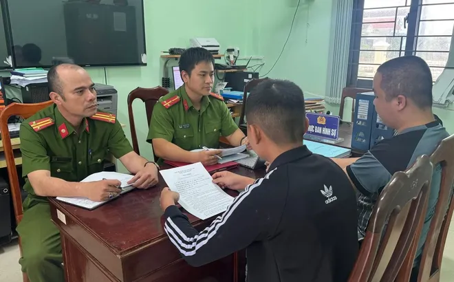 2 thanh niên ở Gia Lai nghe lời người lạ đến Tây Ninh nuôi gà nhưng bị đưa sang Campuchia giả shipper để lừa đảo