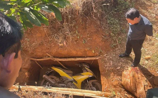 Truy tìm manh mối các đối tượng cướp ngân hàng từ hố đất nghi chôn giấu xe máy