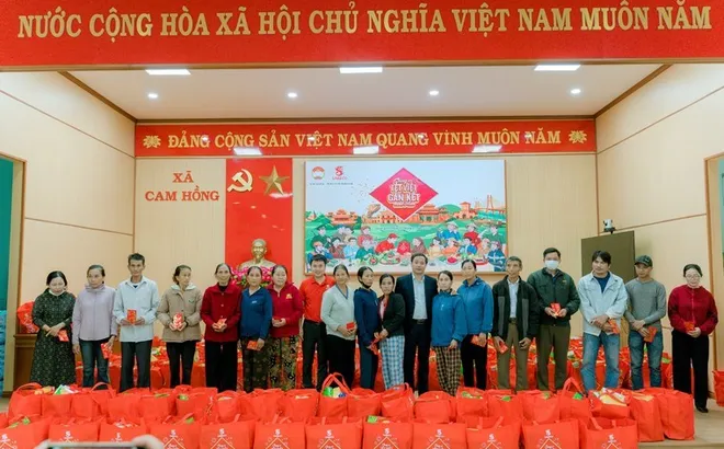 SABECO tặng 500 phần quà “Chung vị tết Việt” cho người dân Hải Phòng và Quảng Trị