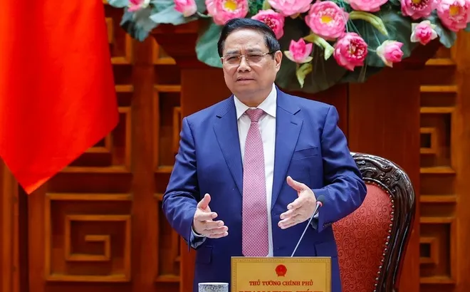 Thủ tướng: Dứt khoát không để thiếu xăng dầu trong mọi trường hợp; xem xét bố trí ngân sách để hỗ trợ bình ổn giá
