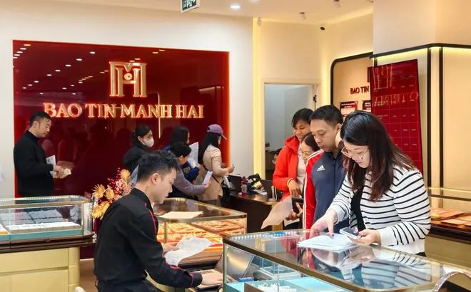Giá vàng hôm nay 24/7: Vàng SJC 'cố thủ' ở mốc 135 triệu/lượng