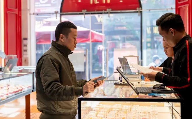 Giá vàng hôm nay 18/8: Tăng mạnh, thu hẹp khoảng cách với giá vàng thế giới