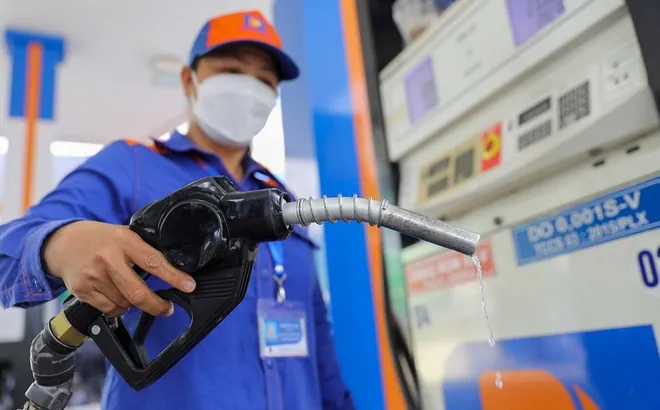 Kéo dài thời hạn áp dụng thuế nhập khẩu ưu đãi, thuế BVMT, thuế GTGT đối với xăng, dầu đến hết năm 2026